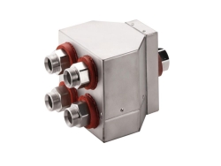 [EN]: Quad distributing adapter M30x1.5, insulated, 1x M30x1.5 internal to 4x M30x1.5 external